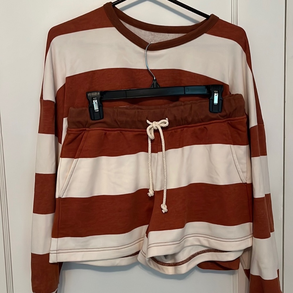 Lou & Grey Sweatshirt/Sweatshorts matching set.